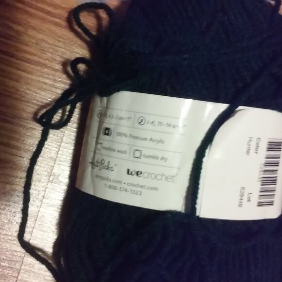 Yarn Brava 1 Part Of Skein and 2 Balls Each 3" Hunter Green - Picture 2 of 2